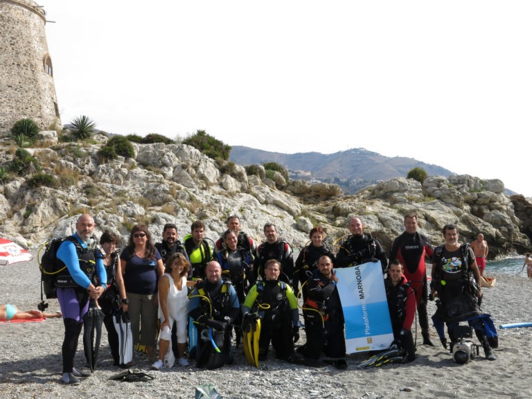 Limpieza subacuática en playa El Tesorillo (Granada) para utilización de buceadores de la «plataforma MARNOBA»